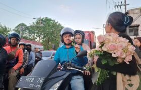 Gelar Aksi Damai, Sejumlah Masyarakat Bagikan 1.000 Tangkai Mawar di Surabaya BERITA WUKONG778 MUSIC