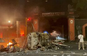 Massa Aksi Bakar Gedung Pemkab Kediri dan Mobil BERITA WUKONG778 MUSIC