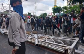 Demo Mahasiswa di DPRD NTB Ricuh, Gerbang Barat Jebol BERITA WUKONG778 MUSIC