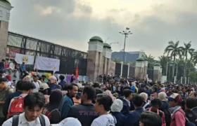 Ratusan Mahasiswa Unpad Lanjutkan Unjuk Rasa di DPR, Desak Tuntutan 17+8 BERITA WUKONG778 MUSIC