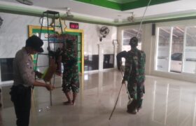 Bersama Warga, Anggota Koramil 18/Winong Gelar Karya Bakti Bersihkan Masjid At-Taqwa  BERITA WUKONG778 MUSIC
