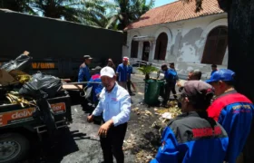 Buruh SPSI dan Gesper Gelar Kerja Bakti Bersihkan Grahadi Pascainsiden Kerusuhan BERITA WUKONG778 MUSIC