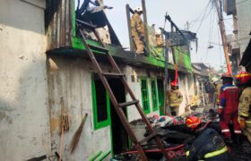 Kebakaran Dua Rumah di Jalan Dupak Timur Surabaya, Seorang Warga Meninggal Dunia BERITA WUKONG778 MUSIC