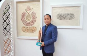 Kaligrafer Asal Pati Raih Juara di Kompetisi Internasional Doha Qatar BERITA WUKONG778 MUSIC
