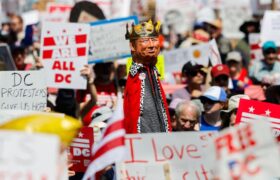 Ribuan Demonstran Turun ke Jalanan Washington, Tolak Kampanye Militerisasi Kota oleh Trump BERITA WUKONG778 MUSIC