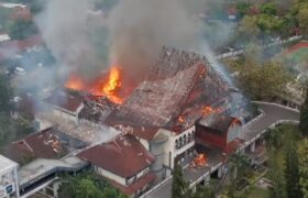 Polisi Buru Aktor Intelektual Pembakaran Gedung Dewan BERITA WUKONG778 MUSIC