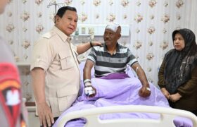 Presiden Prabowo Jenguk Masyarakat dan Polisi Korban Aksi Demo di RS. Bhayangkara BERITA WUKONG778 MUSIC