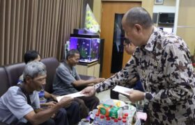 Bupati Banyumas Serahkan Bantuan untuk Tukang Sol Sepatu Alun-alun Purwokerto BERITA WUKONG778 MUSIC