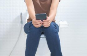 Studi: Main Ponsel di Toilet Bisa Tingkatkan Risiko Wasir BERITA WUKONG778 MUSIC