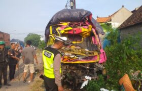 Sopir Asal Cirebon Meninggal usai Truknya Tabrak Truk Lain yang Parkir di Balongbendo BERITA WUKONG778 MUSIC