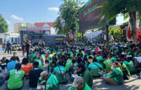 Polrestabes Surabaya Ajak Ratusan Driver Ojol Doa Bersama untuk Affan Kurniawan BERITA WUKONG778 MUSIC