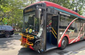 Bus Trans Semanggi Terlibat Kecelakaan dengan Innova di Mayjen Sungkono Surabaya BERITA WUKONG778 MUSIC