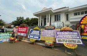 Pascaaksi Penjarahan, Karangan Bunga Bentuk Empati Warga Berjejer di Depan Rumah Uya Kuya BERITA WUKONG778 MUSIC