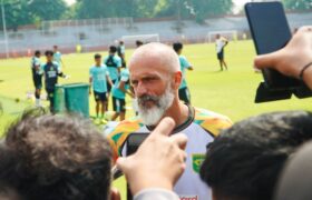Jelang Duel Panas Persib Vs Persebaya, Eduardo Perez Gembleng Persiapan Tim BERITA WUKONG778 MUSIC