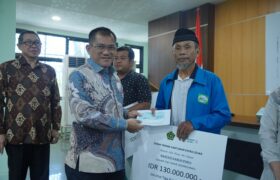 Kemenag dan Saudia Airlines Serahkan Santunan pada 6 Ahli Waris Jemaah Haji Embarkasi Surabaya BERITA WUKONG778 MUSIC