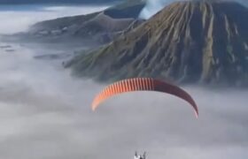 Khofifah Gubernur Jatim Tegaskan Larangan Aktivitas Paralayang di Gunung Bromo BERITA WUKONG778 MUSIC