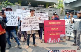 Warga Desa Boro Geruduk Kantor Desa, Tuntut Kades Mundur Atas Dugaan Penyelewengan Dana BERITA WUKONG778 MUSIC